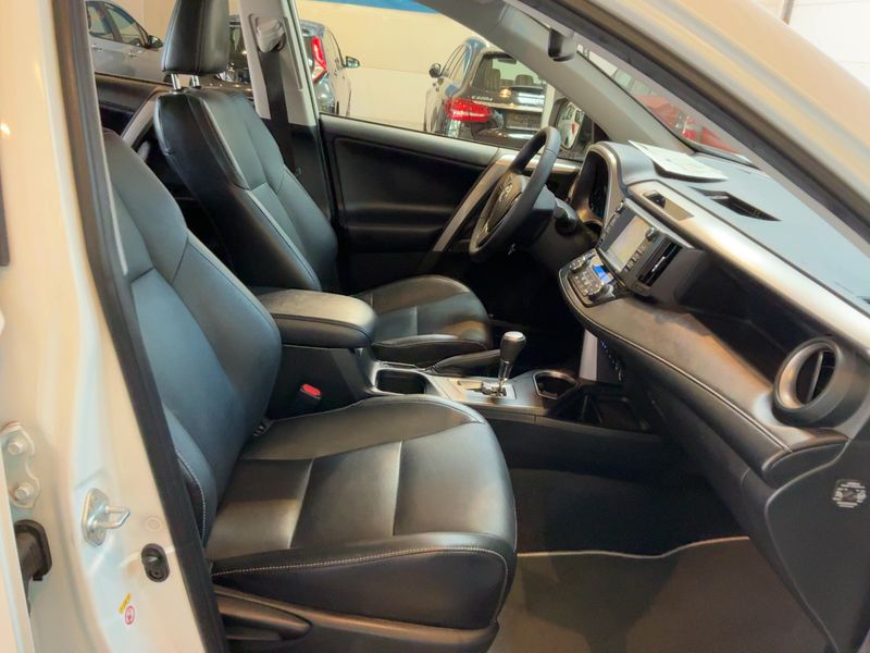 Toyota RAV 4 2.5 Hybrid Executive — zdjęcie 11
