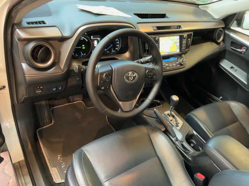 Toyota RAV 4 2.5 Hybrid Executive — zdjęcie 12