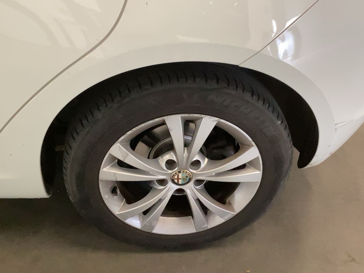 Alfa Romeo 2010 — photo 6