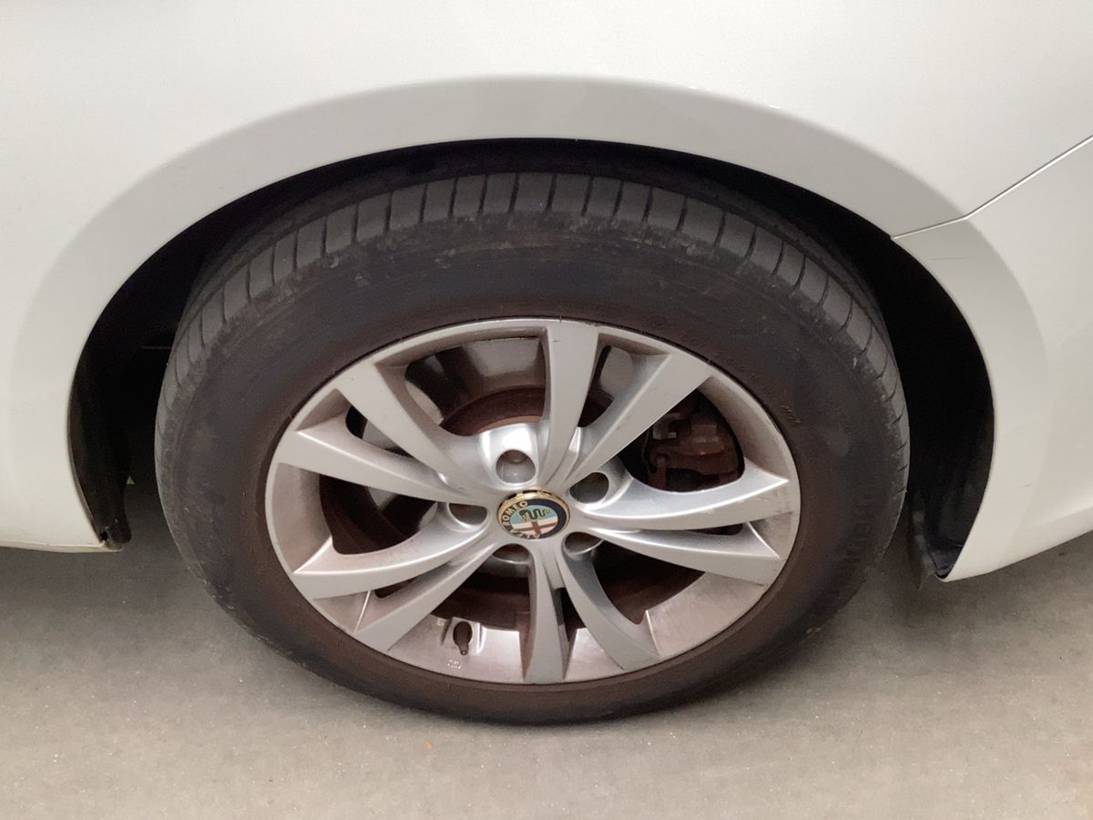 Alfa Romeo 2010 — photo 12
