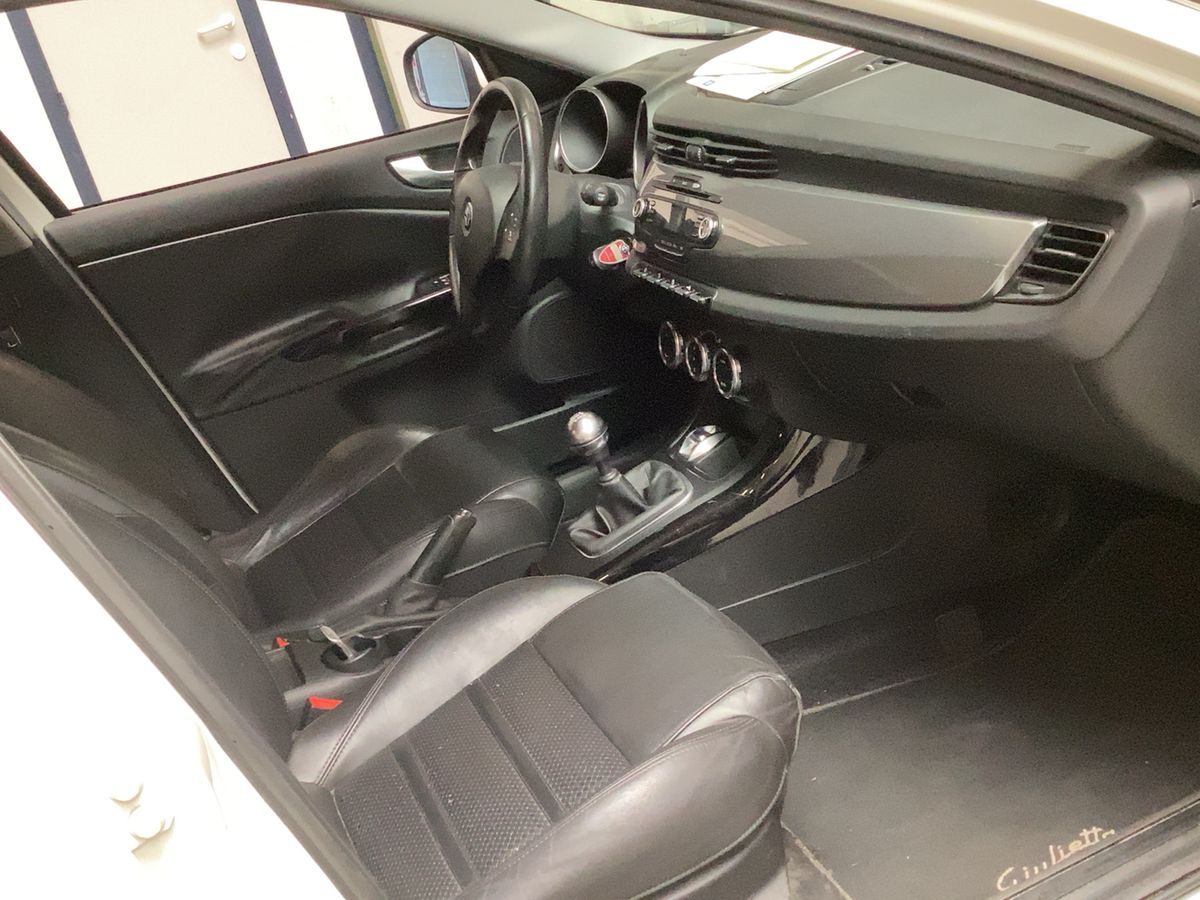 Alfa Romeo 2010 — photo 17