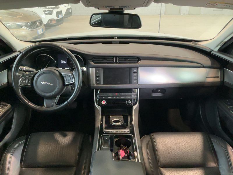 Jaguar XF 30d Prestige — zdjęcie 12
