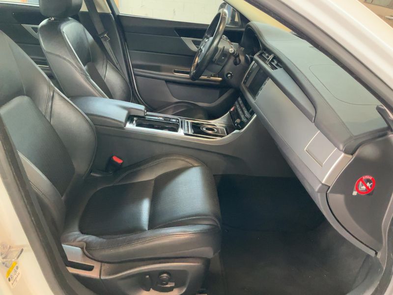 Jaguar XF 30d Prestige — zdjęcie 11