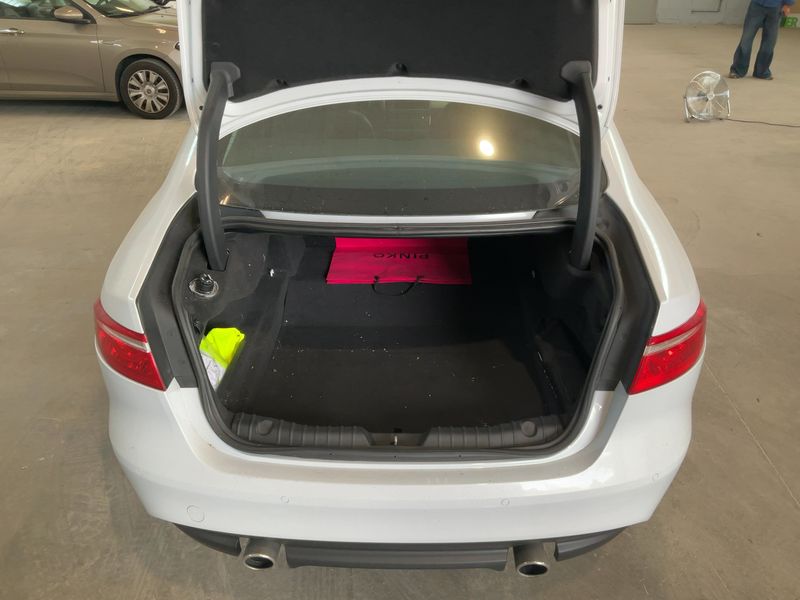 Jaguar XF 30d Prestige — zdjęcie 10