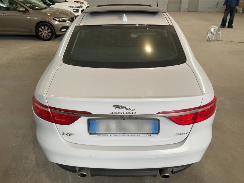 Jaguar XF 30d Prestige — zdjęcie 5