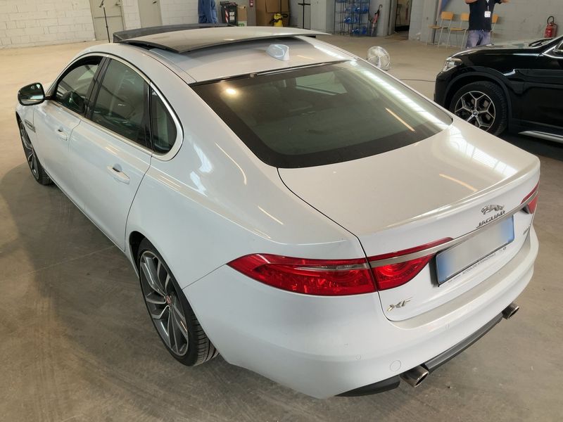 Jaguar XF 30d Prestige — zdjęcie 3