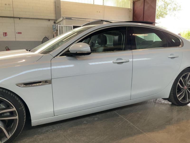 Jaguar XF 30d Prestige — zdjęcie 4