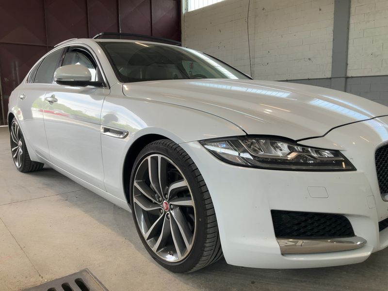 Jaguar XF 30d Prestige — zdjęcie 8