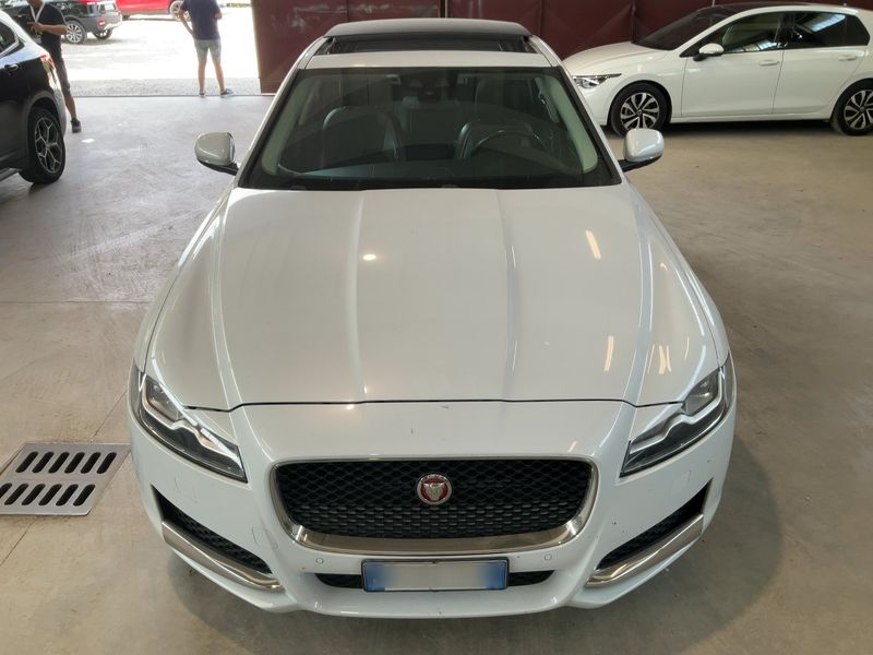 Jaguar XF 30d Prestige — zdjęcie 9