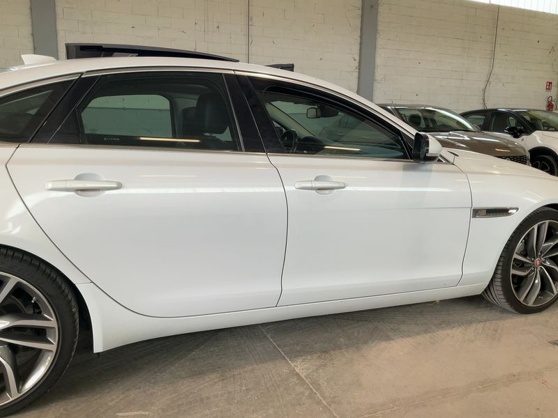 Jaguar XF 30d Prestige — zdjęcie 7