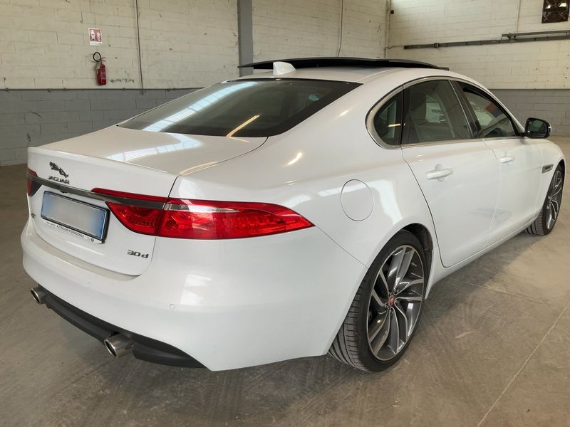 Jaguar XF 30d Prestige — zdjęcie 6