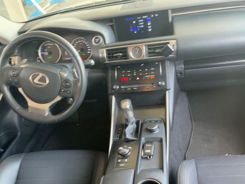 Lexus IS-Serie IS 300h F SPORT — zdjęcie 12