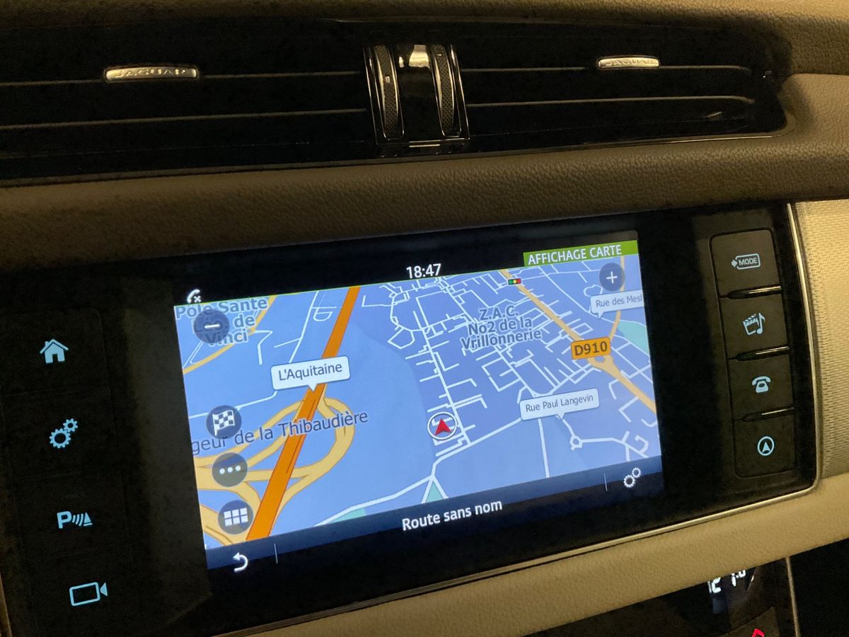 Jaguar XF 2016 — photo 24