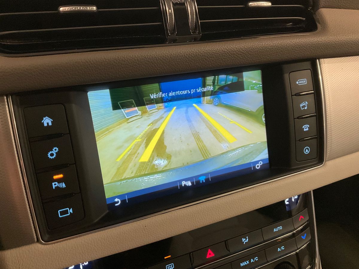 Jaguar XF 2016 — photo 25