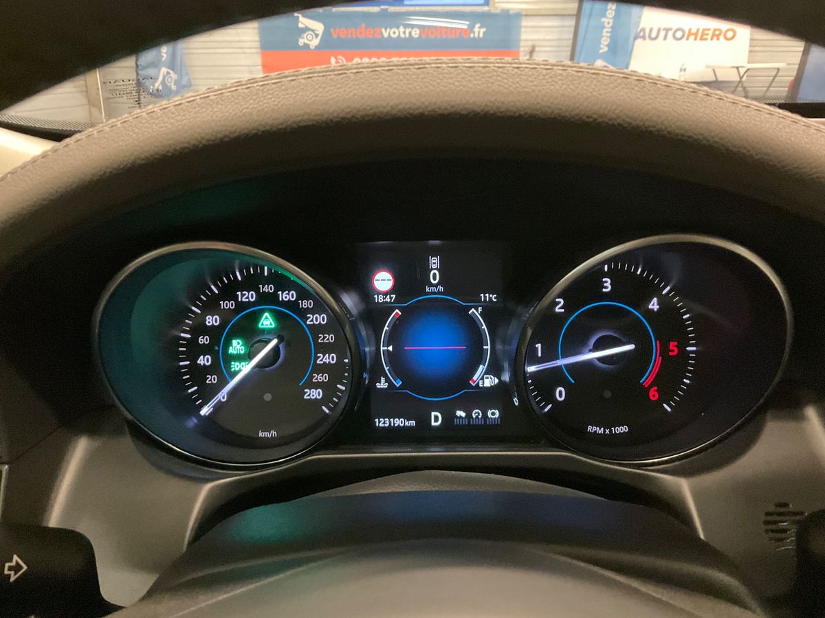 Jaguar XF 2016 — photo 19