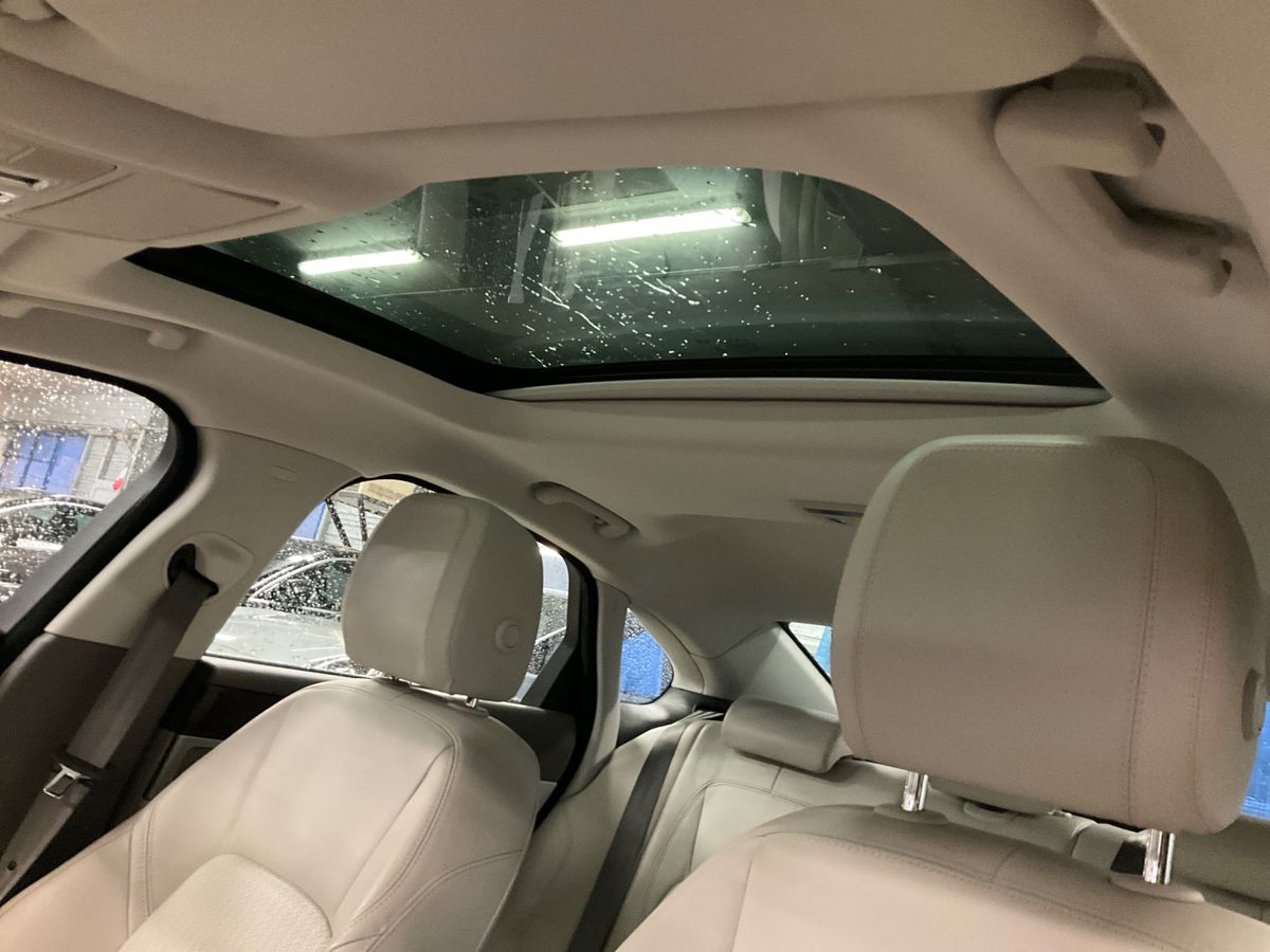 Jaguar XF 2016 — photo 23