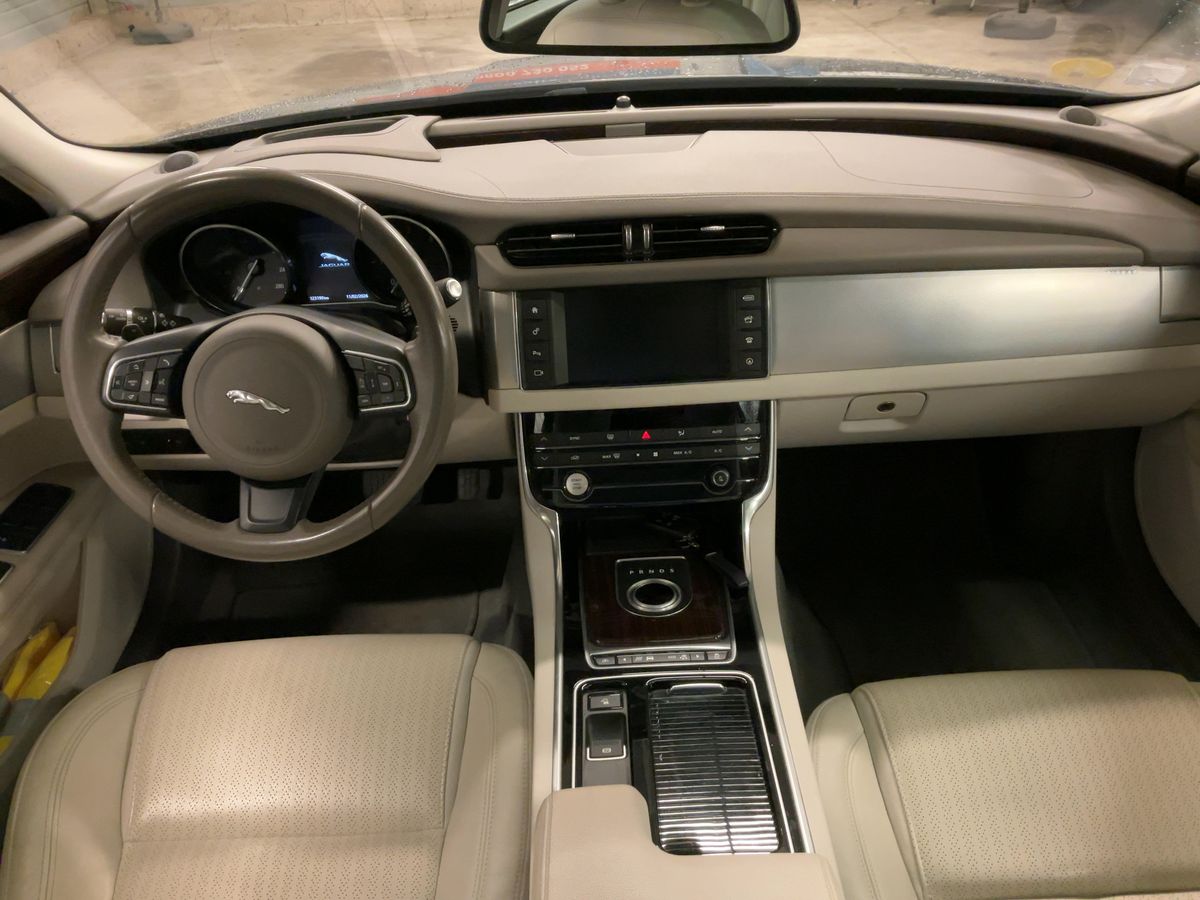 Jaguar XF 2016 — photo 18