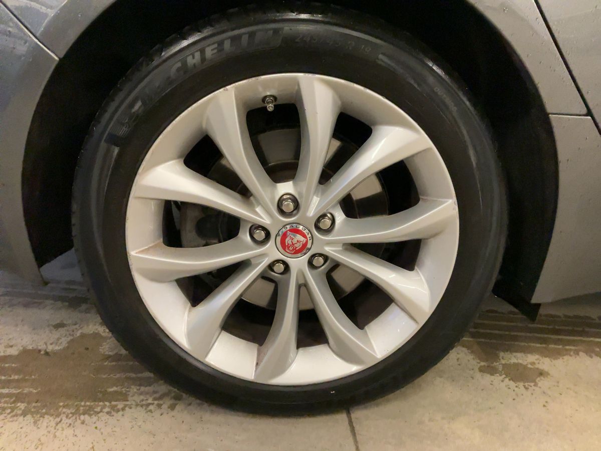 Jaguar XF 2016 — photo 10