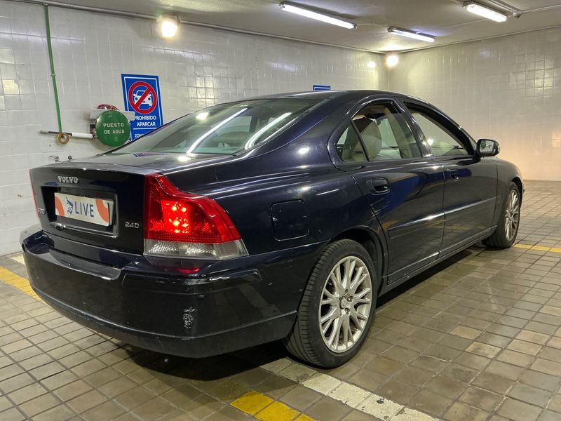 Volvo S60 2.4 D Momentum — zdjęcie 2