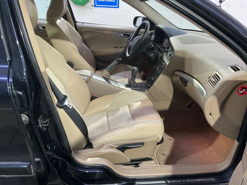 Volvo S60 2.4 D Momentum — zdjęcie 3