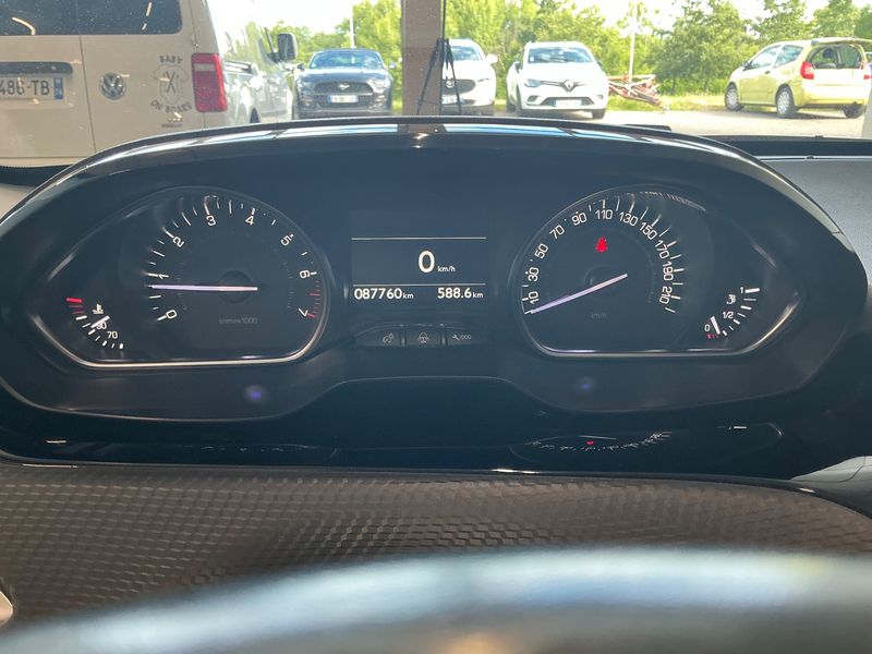 Peugeot 2008 1.2 PureTech Allure — zdjęcie 13