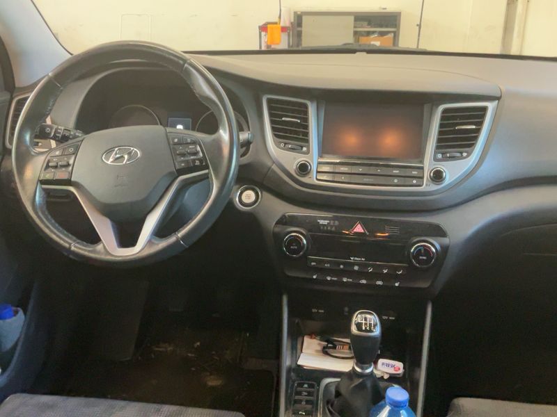 Hyundai Tucson 1.7 CRDi Xpossible ISG 2WD — zdjęcie 12