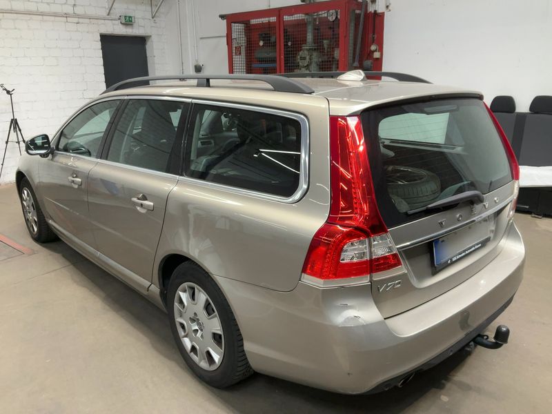 Volvo V70 2.0 T5 Momentum — zdjęcie 3