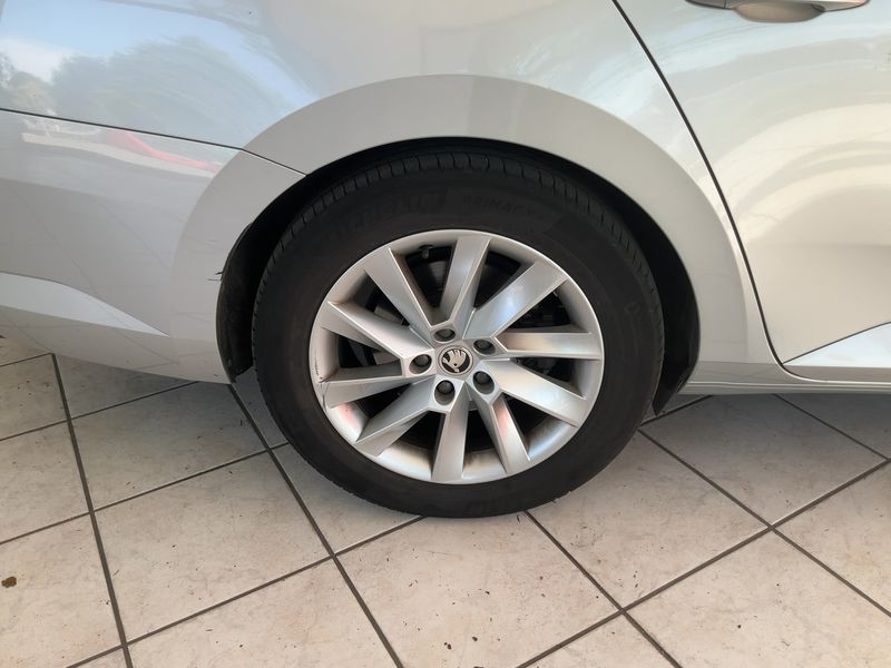 Skoda Superb 2.0 TDI Executive 2023 – снимка 9