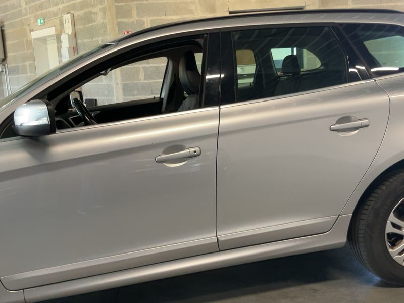 Volvo XC60 2.4 D4 Momentum AWD — zdjęcie 4
