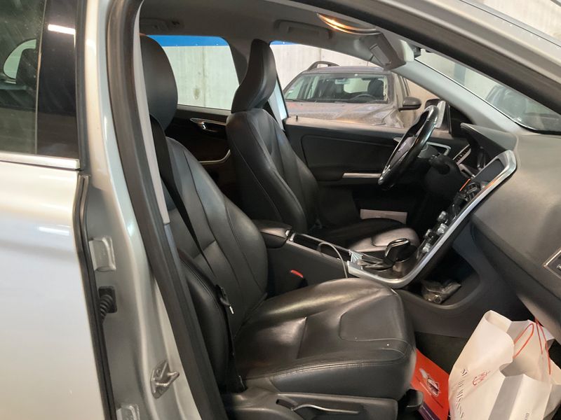 Volvo XC60 2.4 D4 Momentum AWD — zdjęcie 11