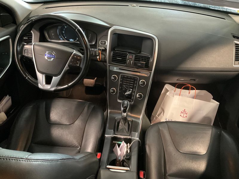 Volvo XC60 2.4 D4 Momentum AWD — zdjęcie 12