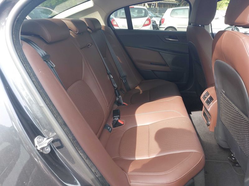 Jaguar XE 20d Portfolio — zdjęcie 14