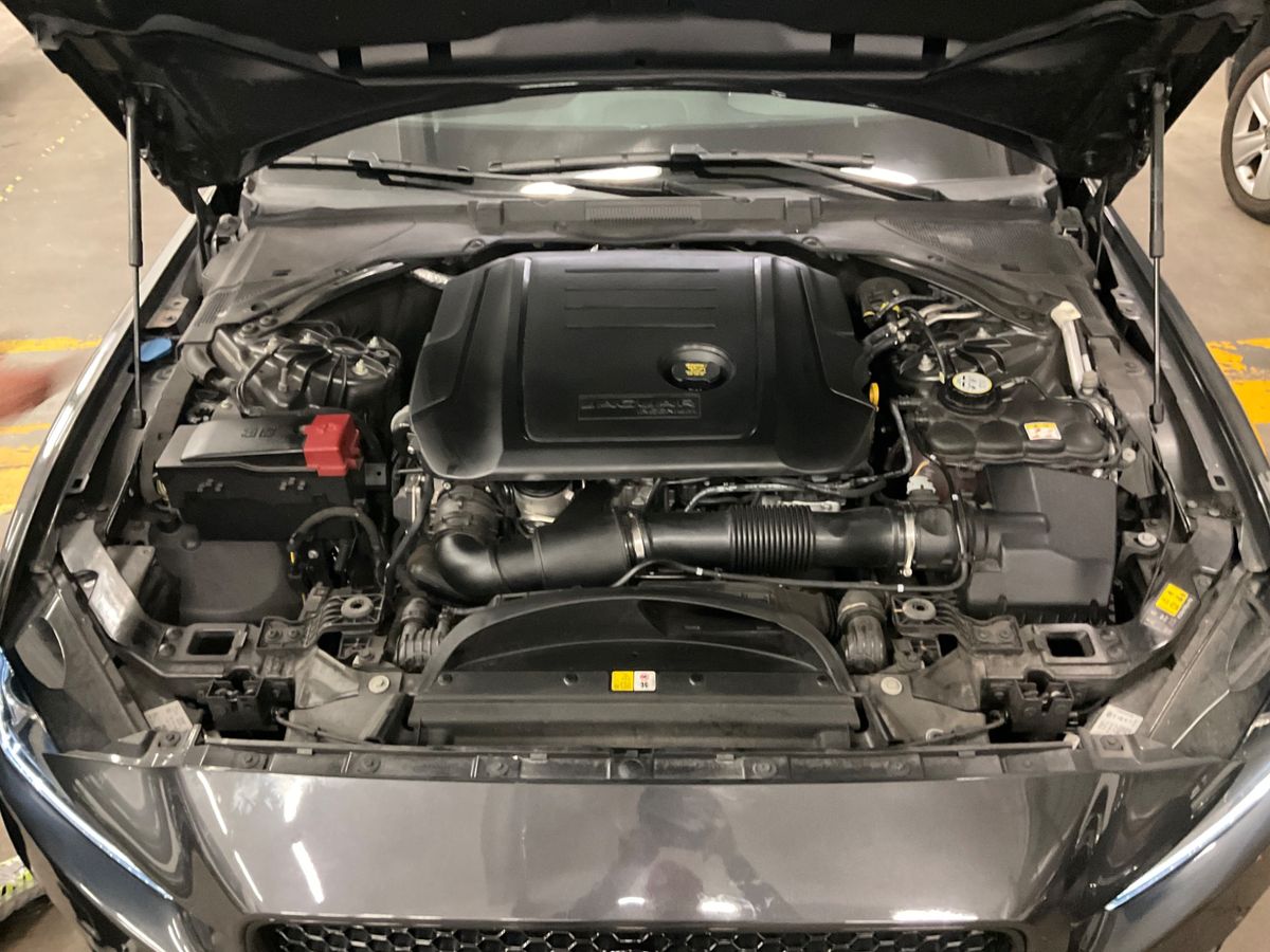 Jaguar XE 2018 — photo 31