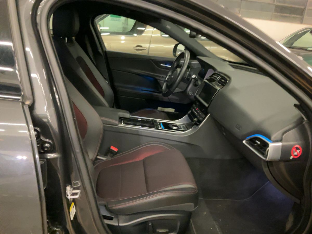 Jaguar XE 2018 — photo 17