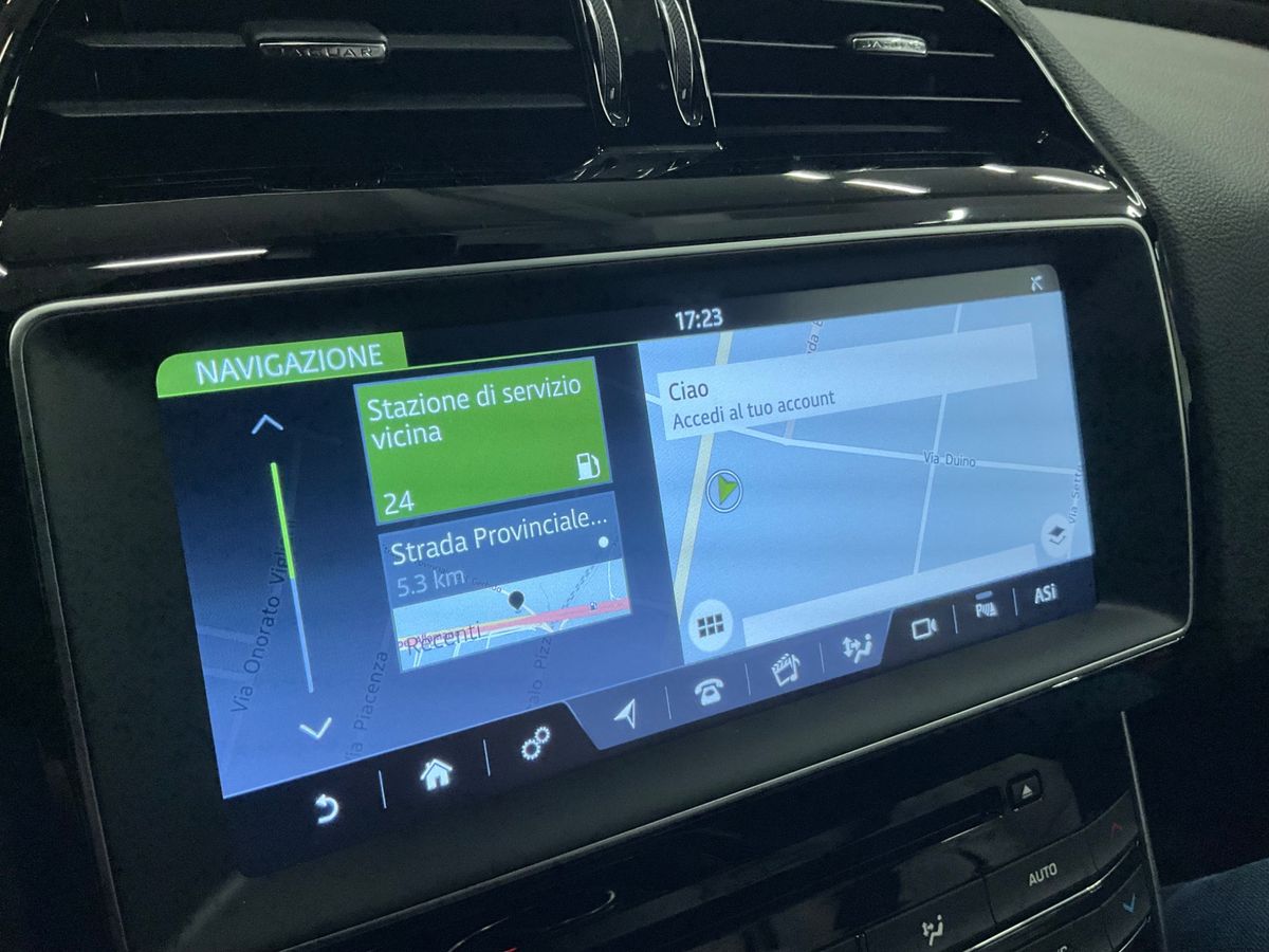 Jaguar XE 2018 — photo 26