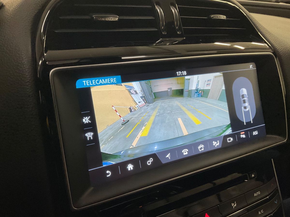 Jaguar XE 2018 — photo 34