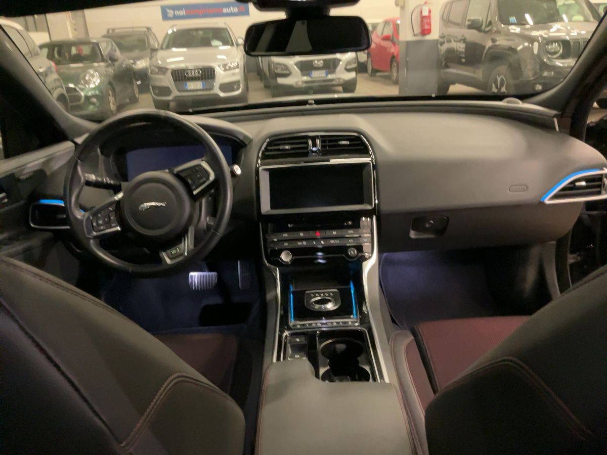 Jaguar XE 2018 — photo 18