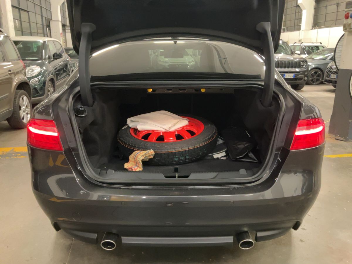 Jaguar XE 2018 — photo 16