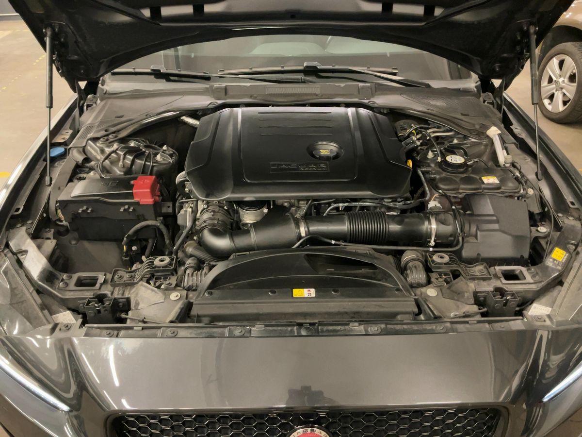 Jaguar XE 2018 — photo 22