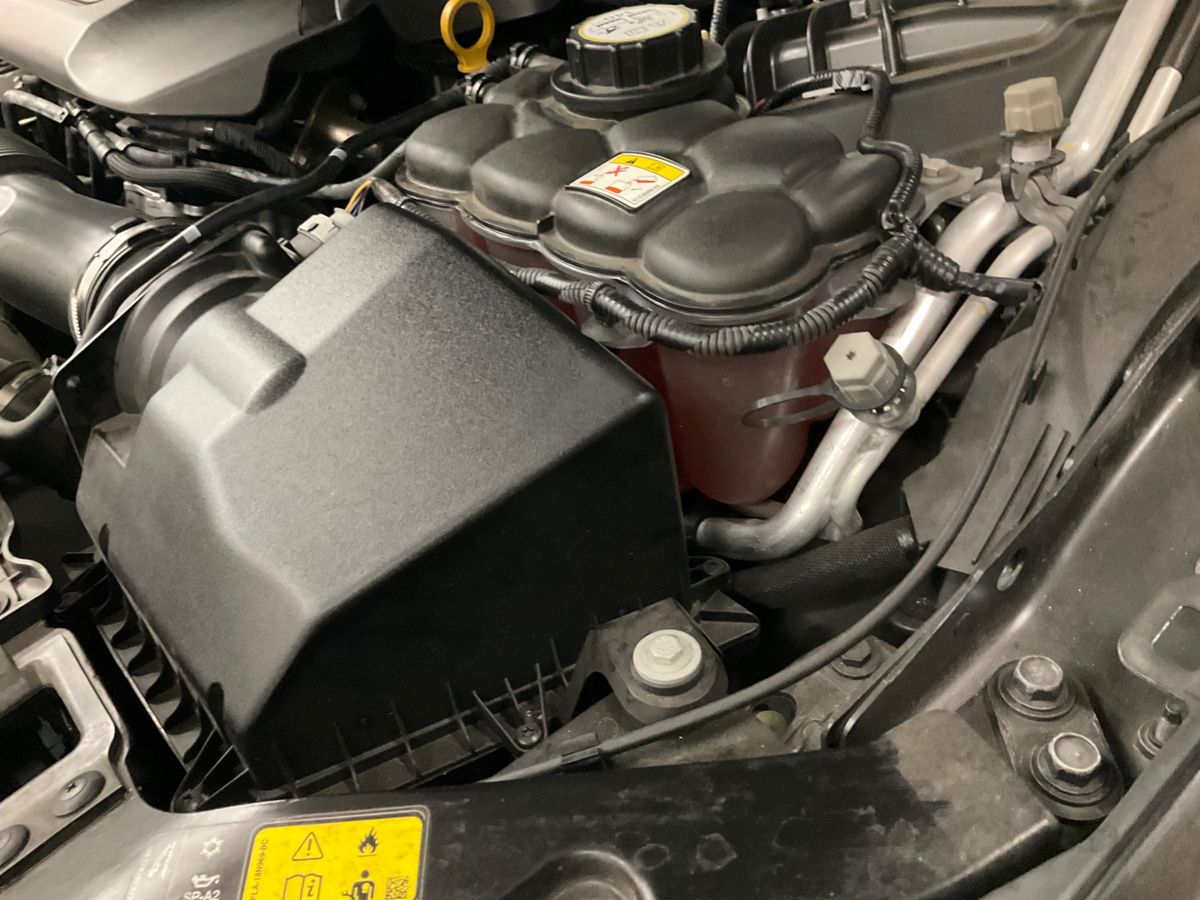 Jaguar XE 2018 — photo 29
