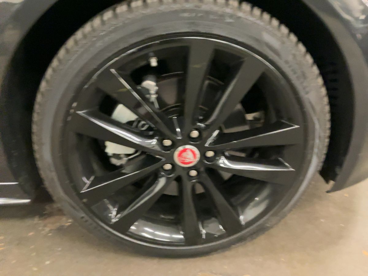 Jaguar XE 2018 — photo 12