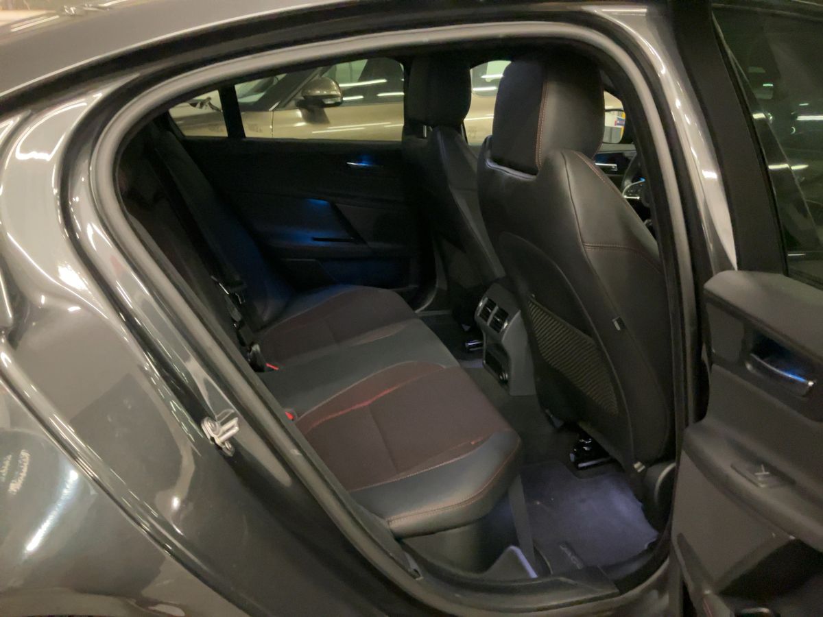Jaguar XE 2018 — photo 20
