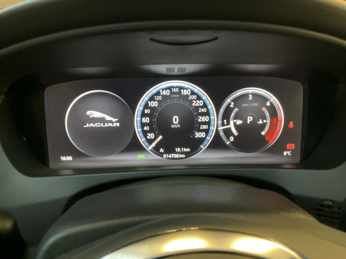 Jaguar XE 2018 — photo 19