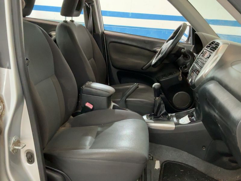 Toyota RAV 4 2.0 4x4 — zdjęcie 11