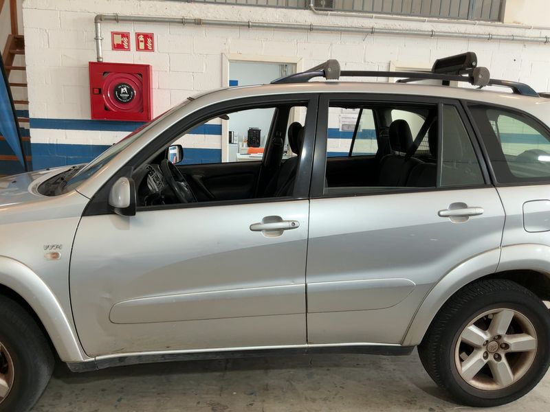 Toyota RAV 4 2.0 4x4 — zdjęcie 4