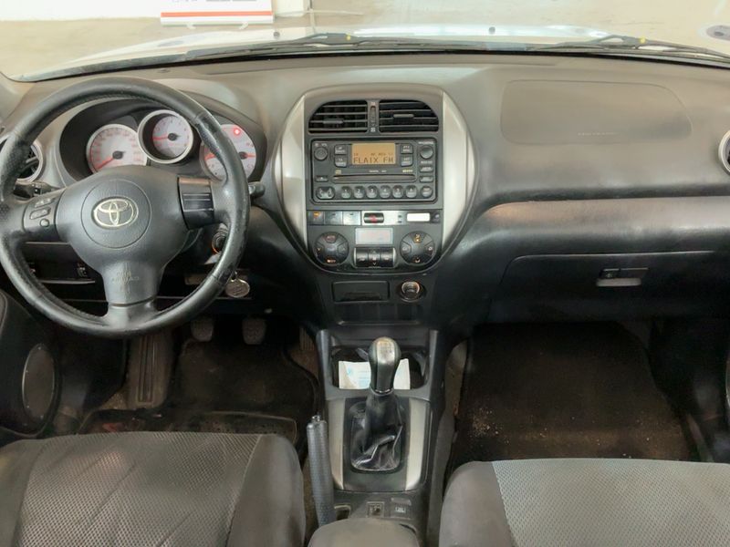 Toyota RAV 4 2.0 4x4 — zdjęcie 12