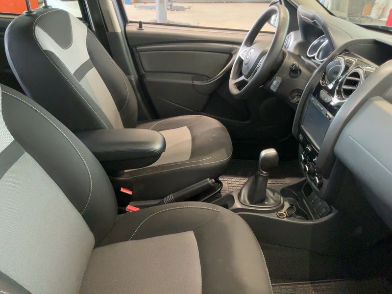 Dacia Duster 1.5 dCi Black Shadow 4x2 2018 – снимка 16