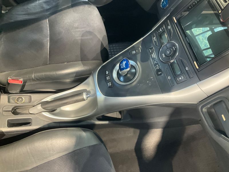 Toyota Auris 1.8 Hybrid Executive 2011 – снимка 32