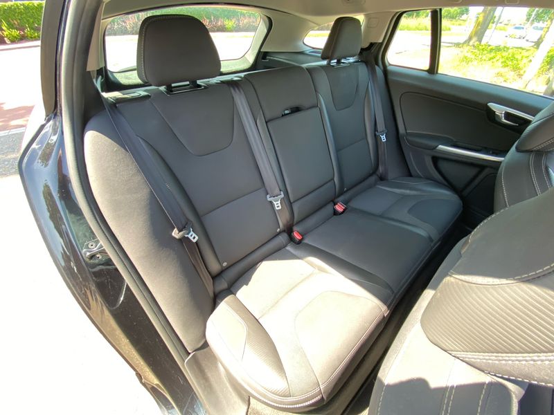 Volvo V60 2.0 T R-Design — zdjęcie 20