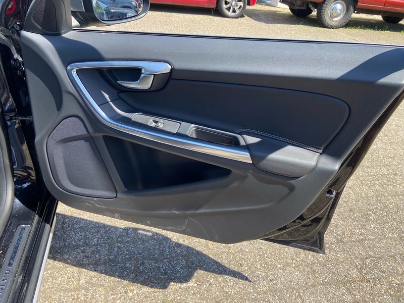 Volvo V60 2.0 T R-Design — zdjęcie 19